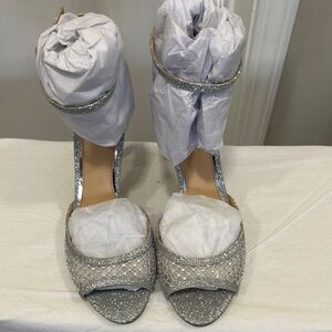 Brand New! Jewel Badgley Mischka Nakisha Silver ✨Glitter✨Heels with Ankle Strap